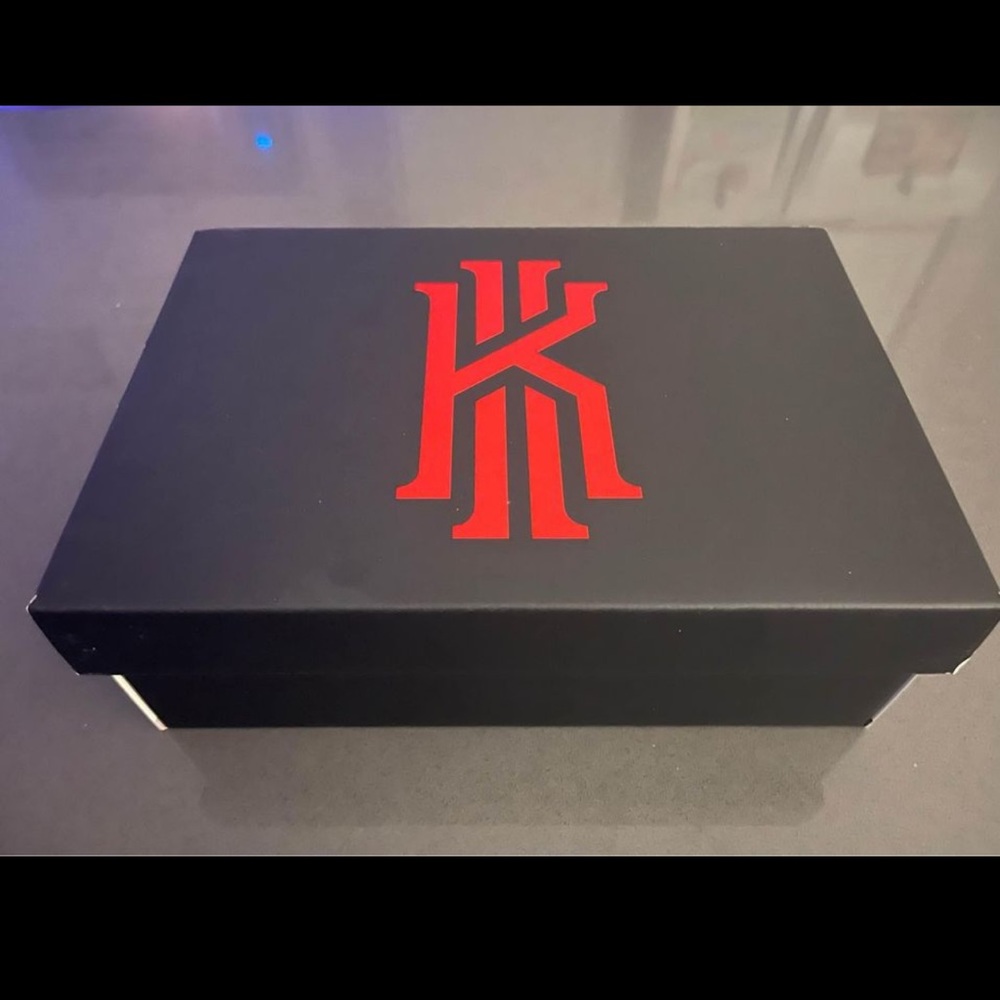 Kyrie 7 Size 6 Youth (GS) Black/University Gold (Size 8 Women’s)